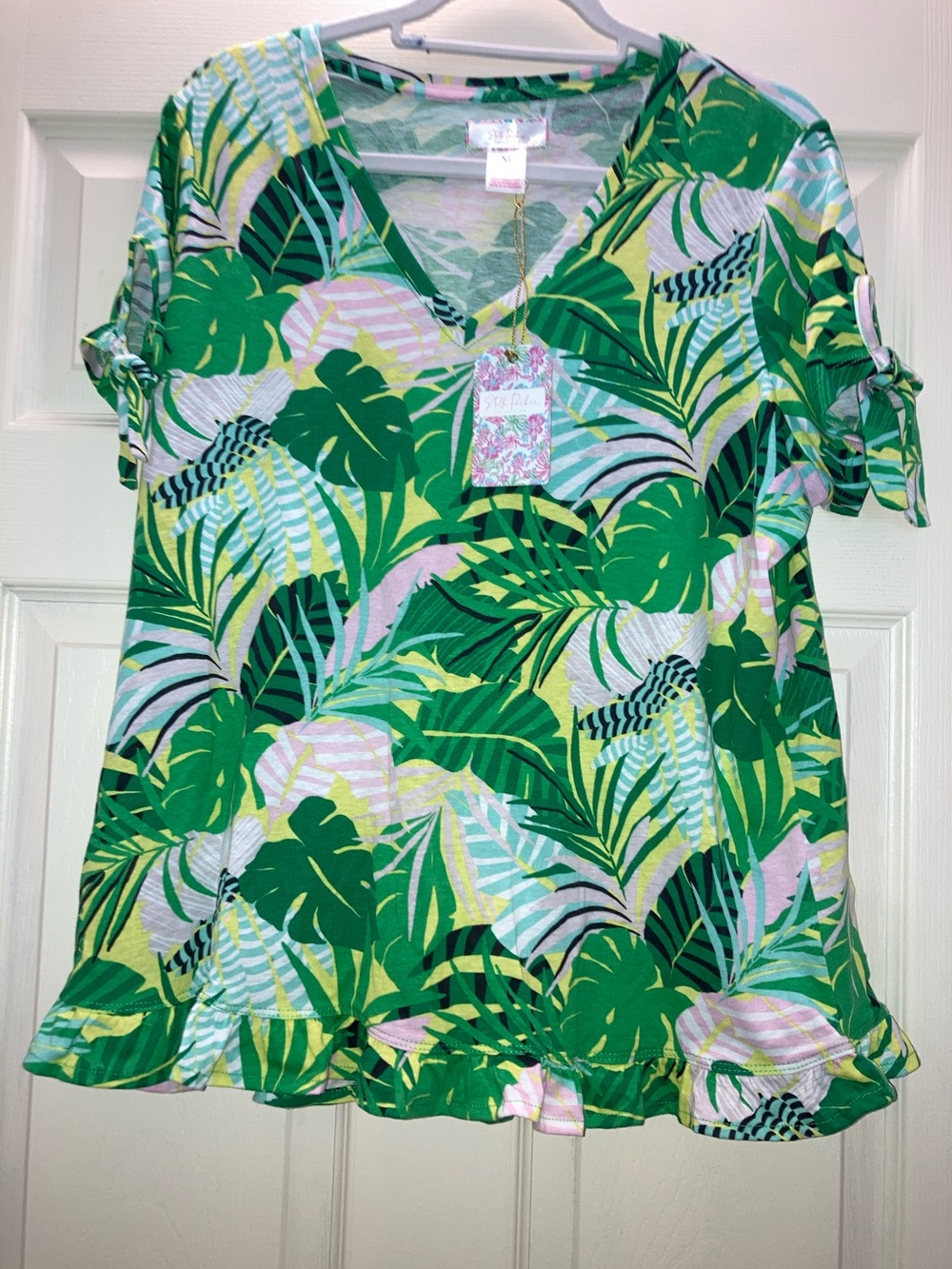 Women’s Green Tropical Leaf V-Neck Short Sleeve Top